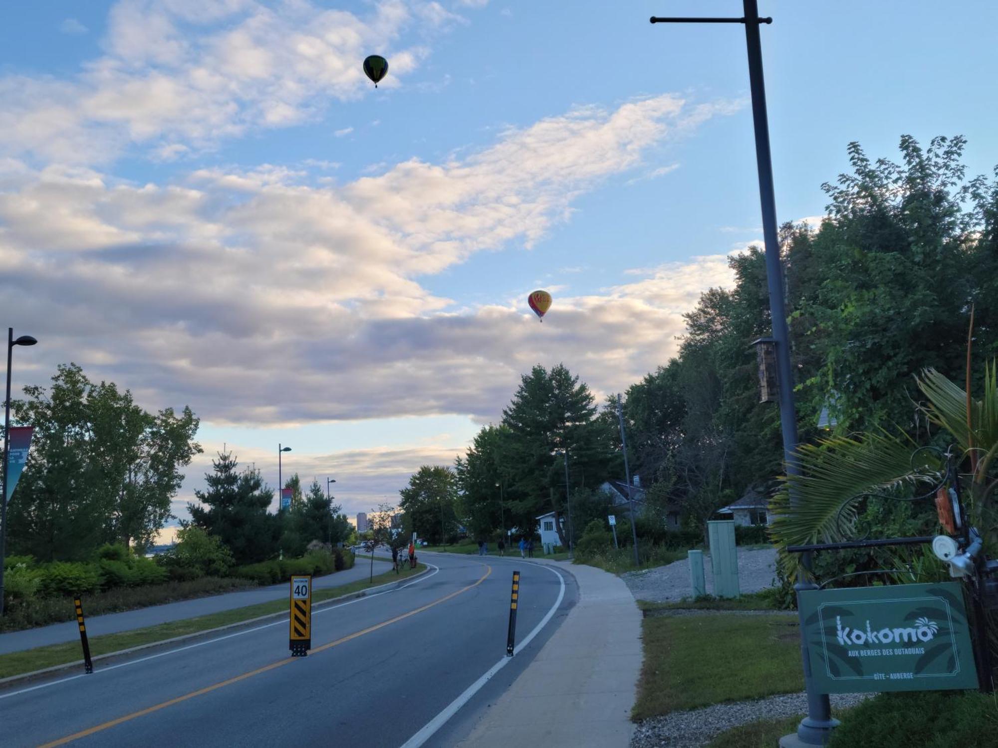 Kokomo Inn Bed And Breakfast Ottawa-Gatineau'S Only Tropical Riverfront B&B On The National Capital Cycling Pathway Route Verte #1 - For Adults Only - Chambre D'Hotes Tropical Aux Berges Des Outaouais Bnb #17542O Esterno foto