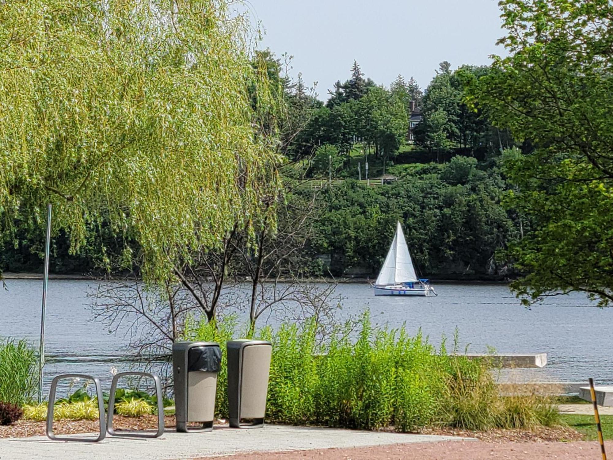 Kokomo Inn Bed And Breakfast Ottawa-Gatineau'S Only Tropical Riverfront B&B On The National Capital Cycling Pathway Route Verte #1 - For Adults Only - Chambre D'Hotes Tropical Aux Berges Des Outaouais Bnb #17542O Esterno foto