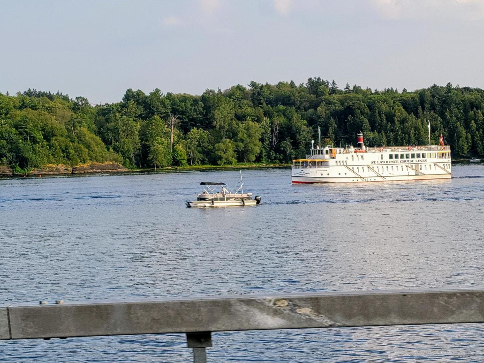 Kokomo Inn Bed And Breakfast Ottawa-Gatineau'S Only Tropical Riverfront B&B On The National Capital Cycling Pathway Route Verte #1 - For Adults Only - Chambre D'Hotes Tropical Aux Berges Des Outaouais Bnb #17542O Esterno foto